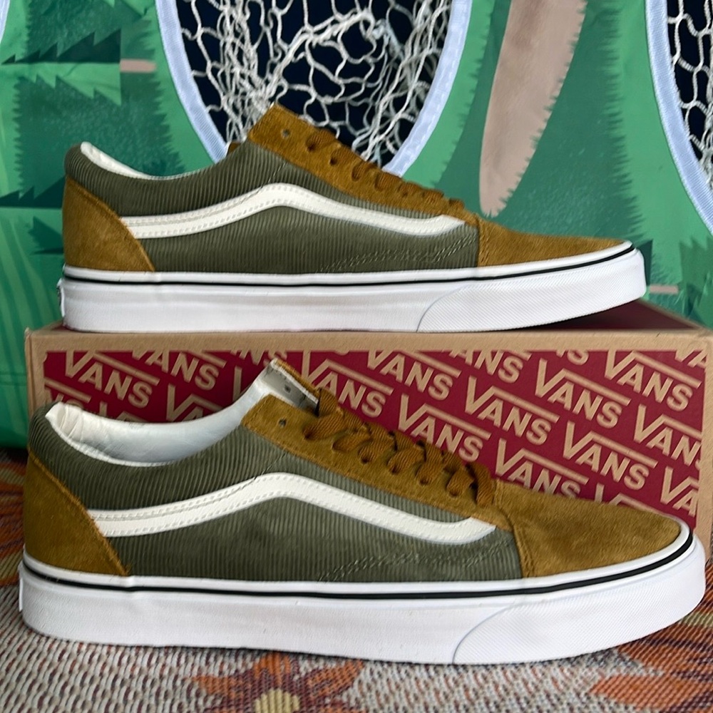 Vans Men’s Old Skool
Mini Cord Green/Brown
VN000ZNIT20A
Sneakers
 Corduroy